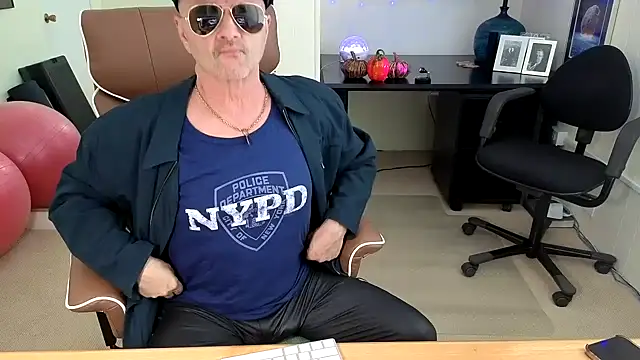 Snapshot of hotdadbod chatting on 10/31/25, 08:43 hotdadbod online show from 10/31/25, 08:43