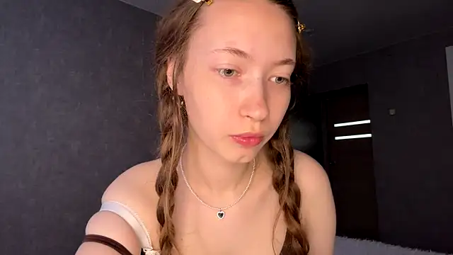Snapshot of Emily_Mur_ chatting on 06/23/26, 05:05 Emily Mur online show from 06/23/26, 05:05