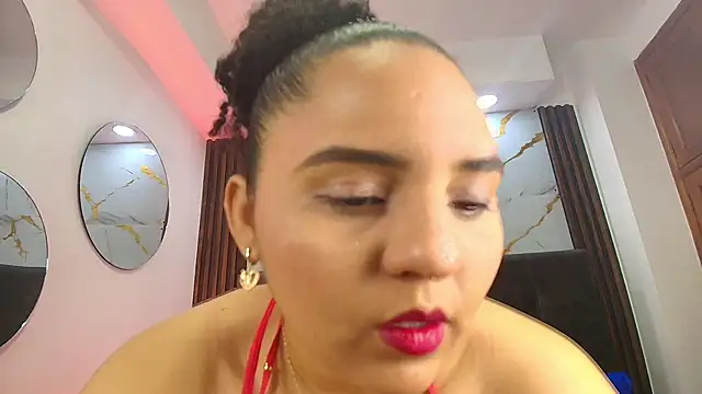 Snapshot of Sol__Latina chatting on 05/19/26, 11:38 Sol Latina online show from 05/19/26, 11:38