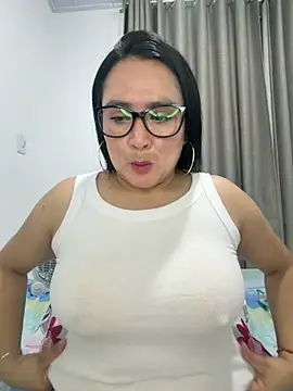 Snapshot of rousee69_ chatting on 05/21/26, 10:00 rousee69 online show from 05/21/26, 10:00