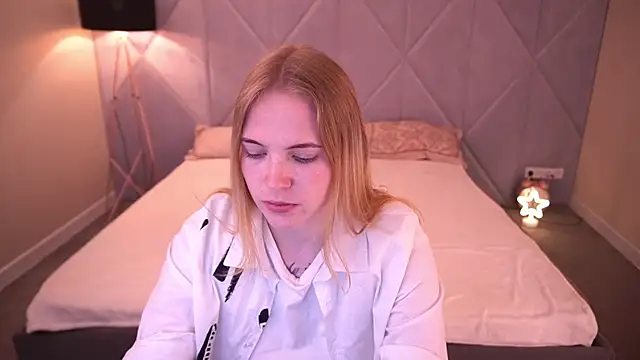 NikkyReyyy online show from 05/18/26, 05:35