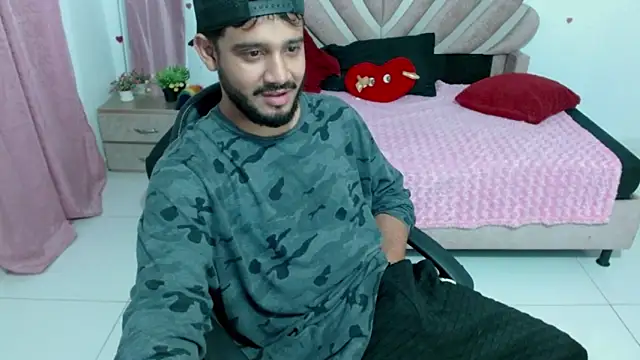 Snapshot of Enzo_fox chatting on 05/16/26, 06:28 Enzo fox online show from 05/16/26, 06:28