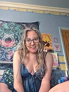 Snapshot of Izzylove47 chatting on 05/18/26, 11:49 Izzylove47 online show from 05/18/26, 11:49