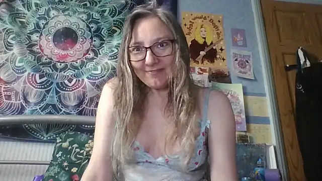 Snapshot of Izzylove47 chatting on 05/21/26, 08:10 Izzylove47 online show from 05/21/26, 08:10