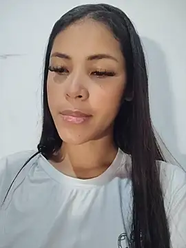 Snapshot of lusinee_ chatting on 06/18/26, 05:19 lusinee online show from 06/18/26, 05:19