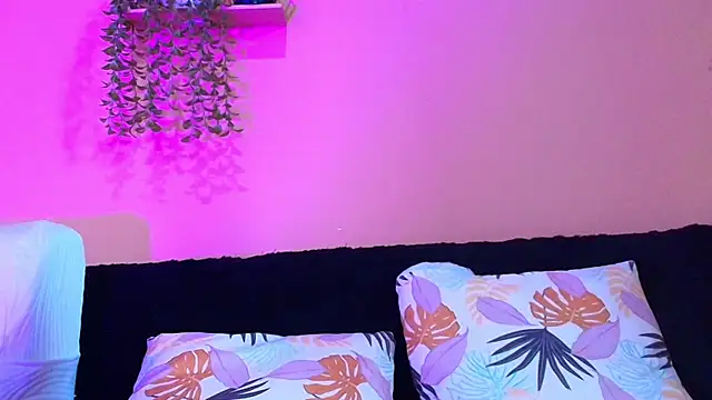 Snapshot of Lindaevans1 chatting on 07/04/26, 04:13 Lindaevans1 online show from 07/04/26, 04:13