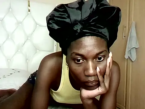 Snapshot of hornygirlzy chatting on 05/17/26, 05:05 hornygirlzy online show from 05/17/26, 05:05
