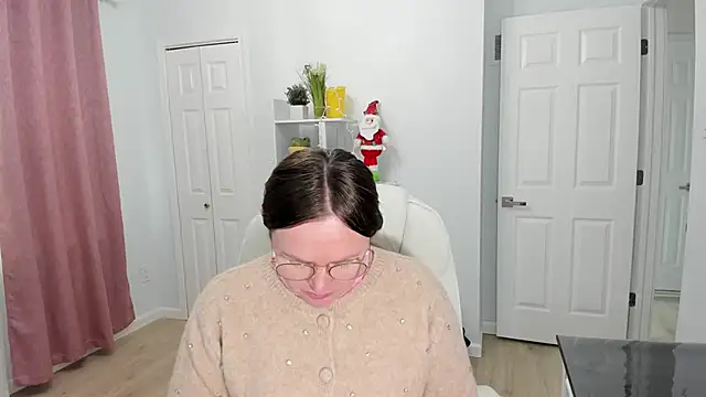 Snapshot of Vika73 chatting on 12/17/24, 04:11 Vika73 online show from 12/17/24, 04:11