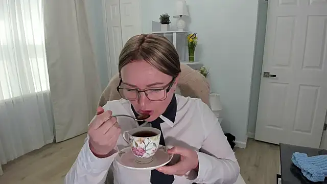 Snapshot of Vika73 chatting on 03/13/25, 04:23 Vika73 online show from 03/13/25, 04:23