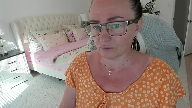 Snapshot of Vika73 chatting on 07/04/26, 10:05 Vika73 online show from 07/04/26, 10:05