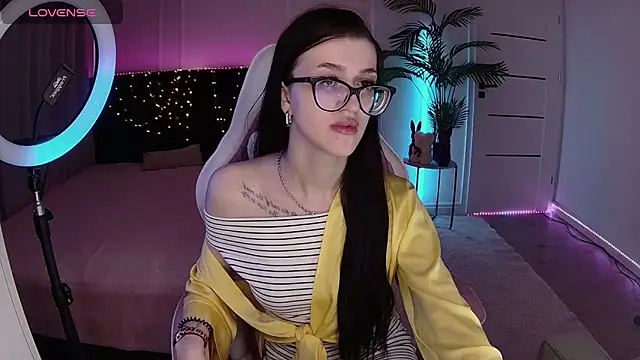 Snapshot of Ariella_Me chatting on 06/03/26, 06:27 Ariella Me online show from 06/03/26, 06:27