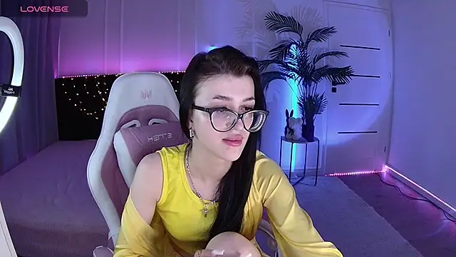 Snapshot of Ariella_Me chatting on 06/05/26, 06:52 Ariella Me online show from 06/05/26, 06:52