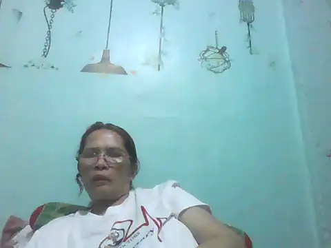 Snapshot of momshe2026 chatting on 06/15/26, 01:02 momshe2026 online show from 06/15/26, 01:02