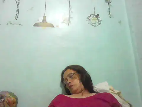 Snapshot of momshe2026 chatting on 06/17/26, 04:19 momshe2026 online show from 06/17/26, 04:19