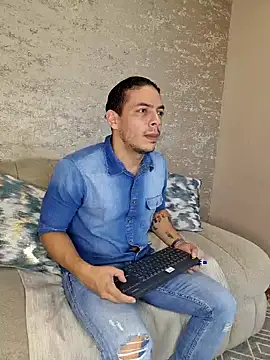 Snapshot of OliverWyse chatting on 06/16/26, 12:46 OliverWyse online show from 06/16/26, 12:46