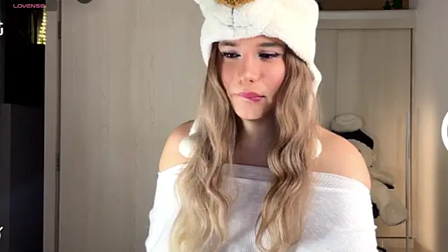Snapshot of goldenangel_4u chatting on 07/02/26, 04:07 goldenangel 4u online show from 07/02/26, 04:07