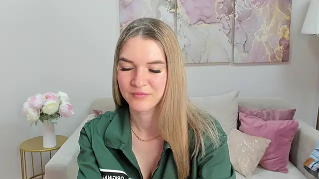 Snapshot of RoxyReignn chatting on 06/15/26, 10:12 RoxyReignn online show from 06/15/26, 10:12