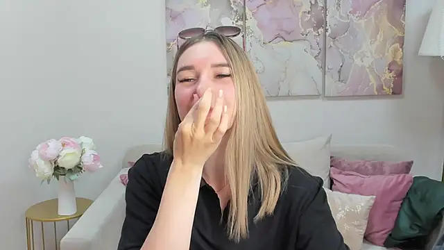 Snapshot of RoxyReignn chatting on 06/18/26, 10:03 RoxyReignn online show from 06/18/26, 10:03