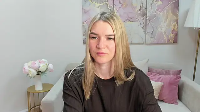 Snapshot of RoxyReignn chatting on 07/03/26, 09:10 RoxyReignn online show from 07/03/26, 09:10