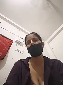 Snapshot of Neha-ji chatting on 06/11/26, 12:32 Neha-ji online show from 06/11/26, 12:32