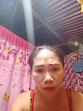 Snapshot of hotmom_lyn chatting on 05/26/26, 02:35 hotmom lyn online show from 05/26/26, 02:35