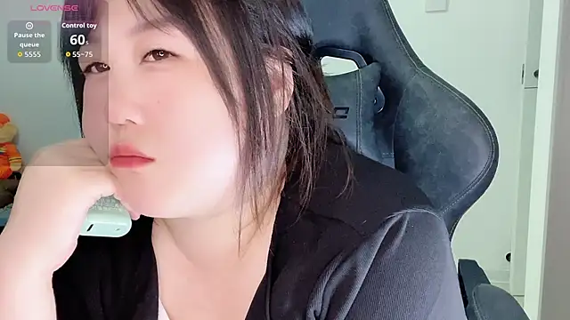 Snapshot of OrangeVVVV chatting on 05/31/26, 01:07 OrangeVVVV online show from 05/31/26, 01:07