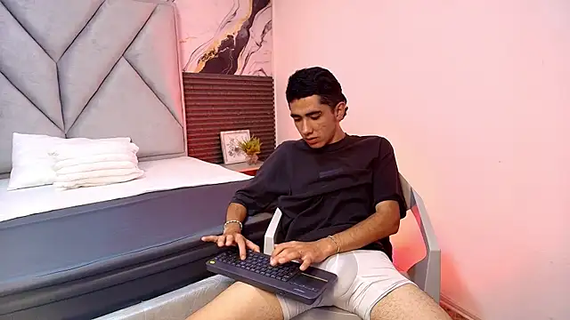 Snapshot of Isaacxsam_ chatting on 05/26/26, 12:34 Isaacxsam online show from 05/26/26, 12:34