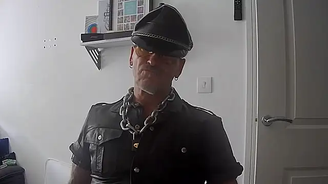 Snapshot of NottsLeather chatting on 06/21/26, 02:19 NottsLeather online show from 06/21/26, 02:19