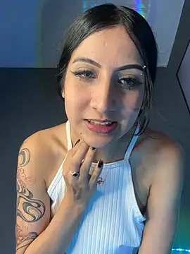 Snapshot of Naaria_ chatting on 06/19/26, 02:27 Naaria online show from 06/19/26, 02:27