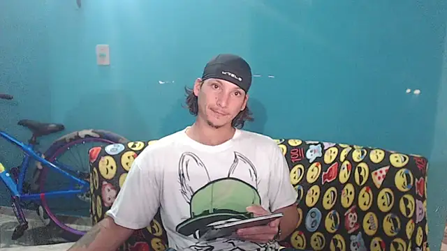 Snapshot of MrKingsaintx chatting on 06/17/26, 01:08 MrKingsaintx online show from 06/17/26, 01:08