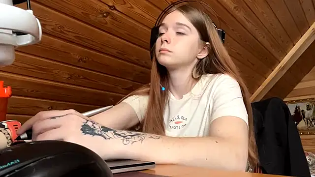 Snapshot of MariaLake chatting on 06/14/26, 04:25 MariaLake online show from 06/14/26, 04:25
