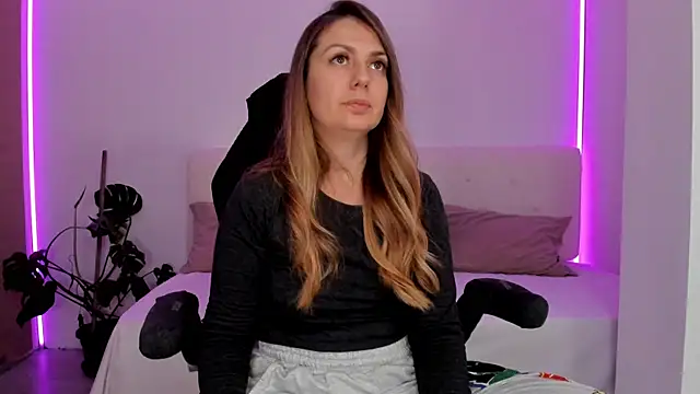 LindaWhite  online show from 11/07/25, 05:02