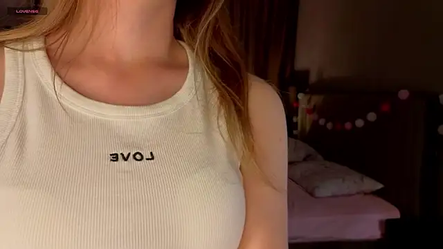 JenevaLitalien online show from 06/08/26, 06:19