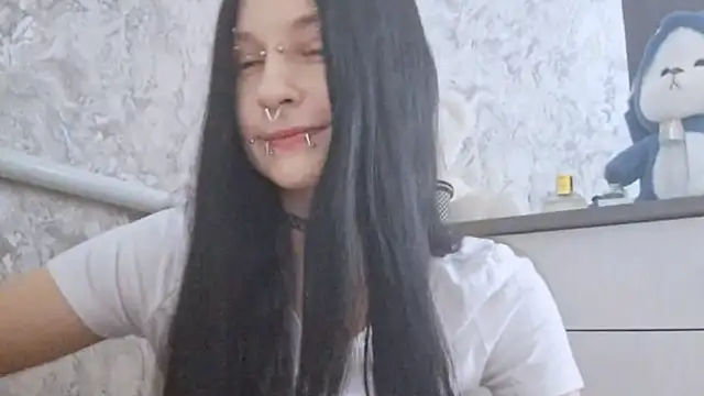 Snapshot of KrissyHiott chatting on 06/17/26, 04:04 KrissyHiott online show from 06/17/26, 04:04