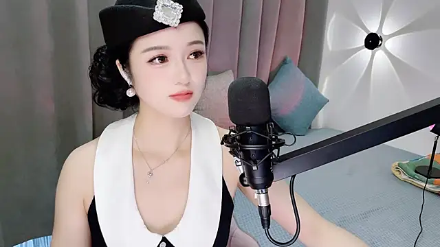 Snapshot of Momo-Wow chatting on 06/18/26, 06:13 Momo-Wow online show from 06/18/26, 06:13