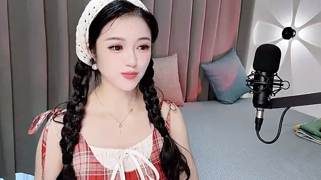Snapshot of Momo-Wow chatting on 06/19/26, 06:51 Momo-Wow online show from 06/19/26, 06:51