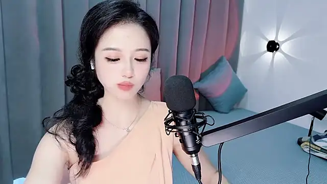 Snapshot of Momo-Wow chatting on 07/14/26, 10:21 Momo-Wow online show from 07/14/26, 10:21