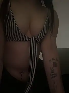 badbunnybabe123 online show from 06/01/26, 07:32