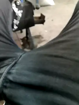 Snapshot of Singlemaleforcouples chatting on 12/29/24, 10:45 Singlemaleforcouples online show from 12/29/24, 10:45