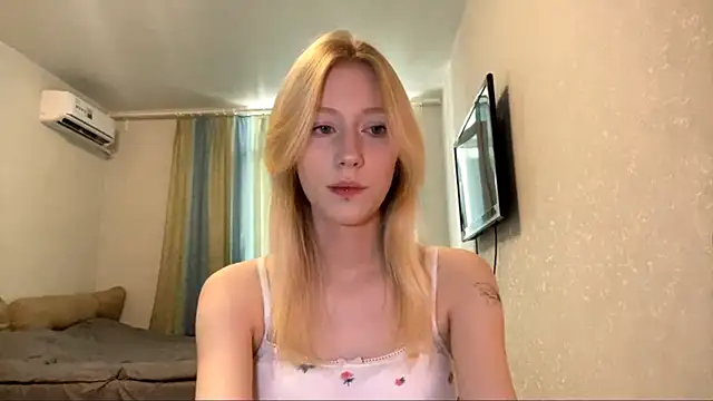 Snapshot of BossedFrog chatting on 07/12/26, 12:18 BossedFrog online show from 07/12/26, 12:18