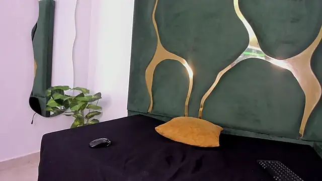 Mila petiteasm online show from 06/17/26, 01:01