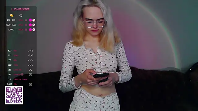 Snapshot of Oxcy_Secret chatting on 06/18/26, 06:13 Oxcy Secret online show from 06/18/26, 06:13