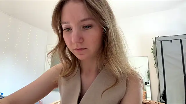 Snapshot of smalllisa chatting on 06/17/26, 04:08 smalllisa online show from 06/17/26, 04:08