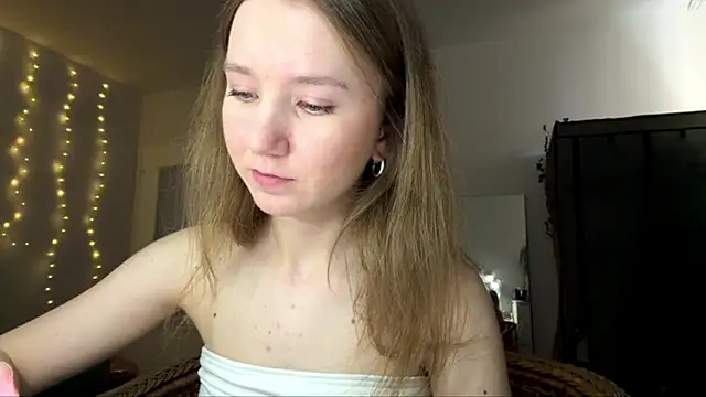 Snapshot of smalllisa chatting on 06/18/26, 06:12 smalllisa online show from 06/18/26, 06:12