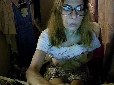 Snapshot of Aphrodity_Roxx chatting on 07/18/26, 11:30 Aphrodity Roxx online show from 07/18/26, 11:30