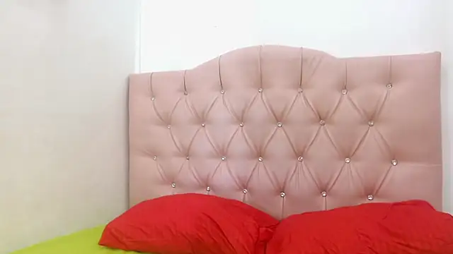 Snapshot of _saray_rose chatting on 06/23/26, 03:43 saray rose online show from 06/23/26, 03:43