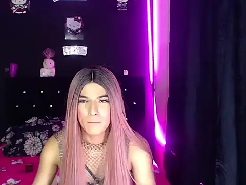 Snapshot of madame_kitty chatting on 07/16/26, 04:07 madame kitty online show from 07/16/26, 04:07