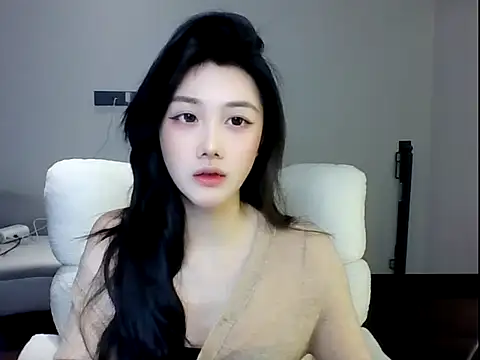 Snapshot of SylvieMaya chatting on 06/07/26, 05:06 SylvieMaya online show from 06/07/26, 05:06