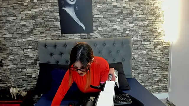 Snapshot of AngeliqueGirard chatting on 07/05/26, 09:11 AngeliqueGirard online show from 07/05/26, 09:11