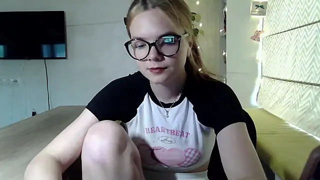 Snapshot of AvrilGillig chatting on 06/21/26, 02:19 AvrilGillig online show from 06/21/26, 02:19